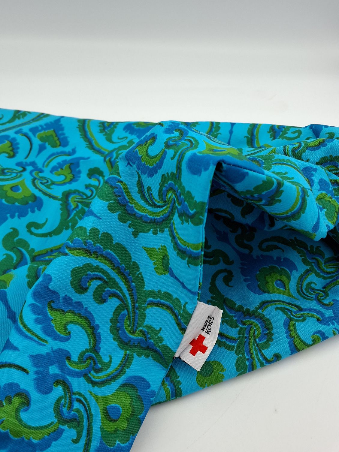 Røde Kors net i turkis mønster